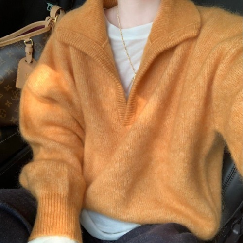 Korean-inspired effortless chic minimalist crew neck long-sleeved knit top for women, incredibly stylish and fresh, soft and trendy upper garment.