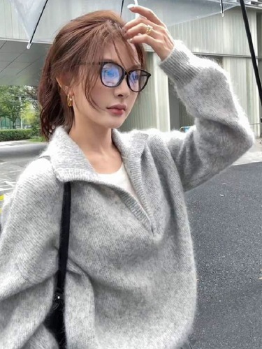Korean-inspired effortless chic minimalist crew neck long-sleeved knit top for women, incredibly stylish and fresh, soft and trendy upper garment.