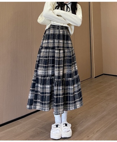 Vintage wool flannel grid skirt for women, autumn and winter 2025 new arrival high-waist slimming A-line skirt, medium-length tiered skirt
