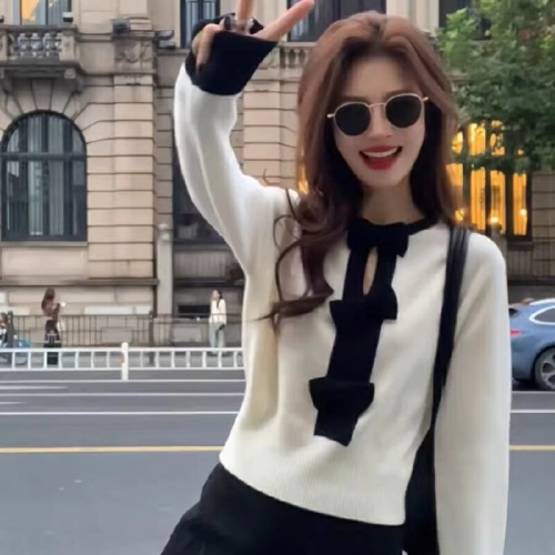 French-style round neck butterfly bow collared long sleeve color-blocked turtleneck sweater for plus-size MM