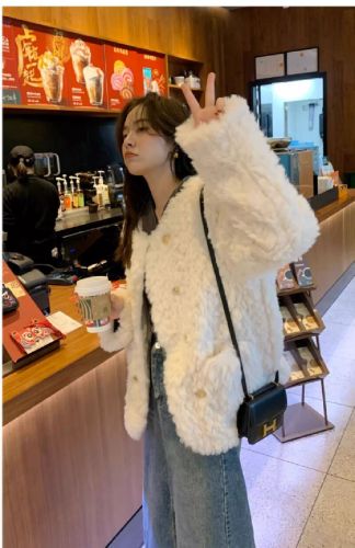 Women's 2025 Winter New Small Figure Loose Fleece-Padded Plush Coat with Xiangfeng Style