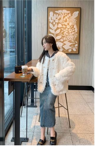 Women's 2025 Winter New Small Figure Loose Fleece-Padded Plush Coat with Xiangfeng Style