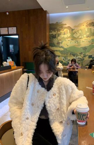 Women's 2025 Winter New Small Figure Loose Fleece-Padded Plush Coat with Xiangfeng Style