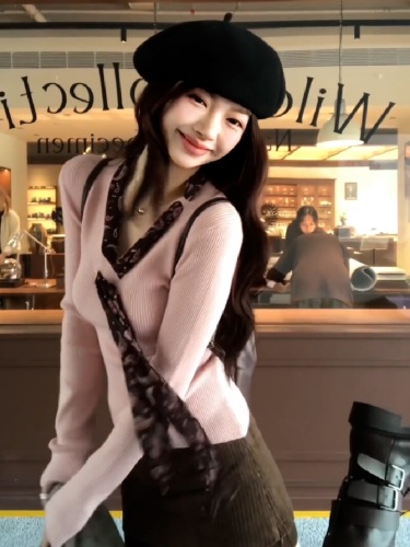 2025 New Korean-Style Design Pink V-Neck Knit Sweater for Autumn and Winter, Fitted Innerwear Top with Long sleeves