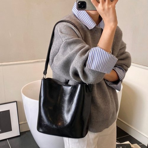 Vintage Niche Design Women's New Simple Crossbody Bag High-End Fashion Shoulder Bucket Bag