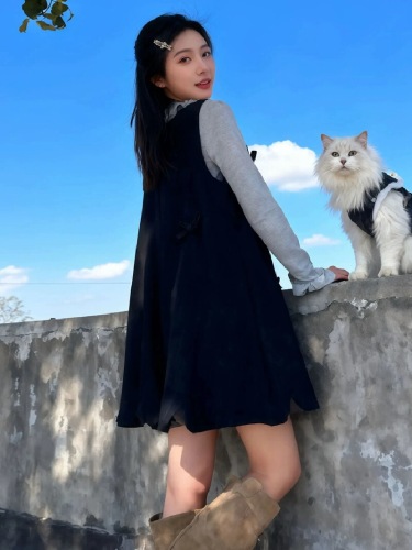 A complete set of ootd outfits, fungus-edged long-sleeved bottoming shirt, vest, bud skirt, two-piece set 2025 winter for women