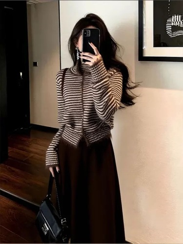 Maillard knitted suit for women 2025 new autumn and winter retro outfit, great-looking striped top and skirt two-piece set