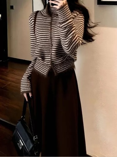 Maillard knitted suit for women 2025 new autumn and winter retro outfit, great-looking striped top and skirt two-piece set