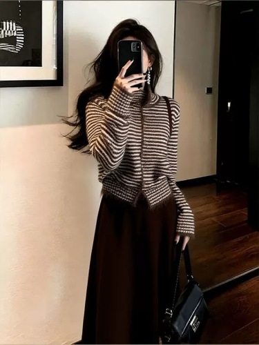 Maillard knitted suit for women 2025 new autumn and winter retro outfit, great-looking striped top and skirt two-piece set