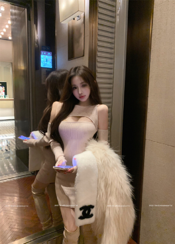 Shot! Pure desire design sense hollowed-out shoulder slimming knit long-sleeved body-con mini dress underdress
