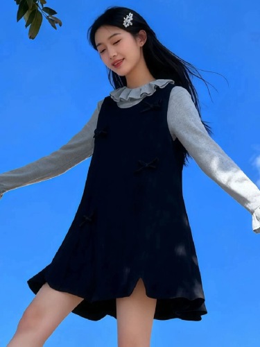 A complete set of ootd outfits, fungus-edged long-sleeved bottoming shirt, vest, bud skirt, two-piece set 2025 winter for women