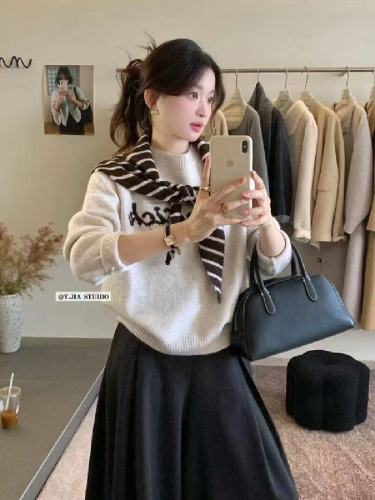 Y.JIA Autumn/Winter Retro Relaxed-Style Color-Block Letter-Embroidered Soft and Fluffy Sweater for Women with Shawl Complement