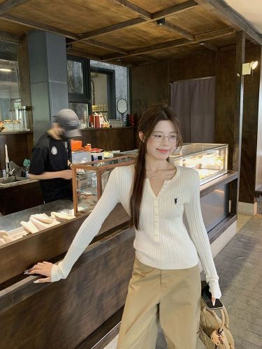 White Half-Open Collar Embroidered Knit Top for Women - 2025 Autumn/Winter New Design Slimming Stylish Versatile Top NIS