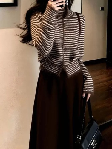 Maillard knitted suit for women 2025 new autumn and winter retro outfit, great-looking striped top and skirt two-piece set