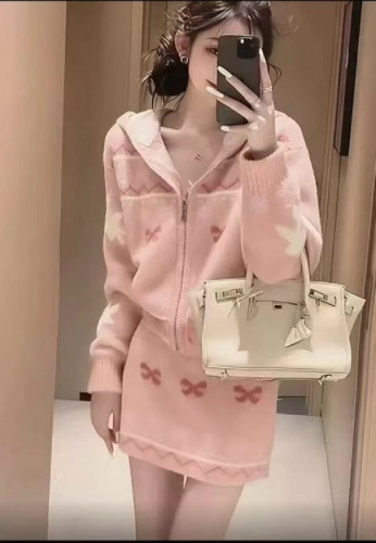 Korean-style Autumn/Winter Chic Knit Set for Women 2025 New Christmas Aesthetic Knit Top with Youthful Skirt Two-Piece Set