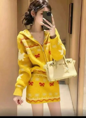 Korean-style Autumn/Winter Chic Knit Set for Women 2025 New Christmas Aesthetic Knit Top with Youthful Skirt Two-Piece Set