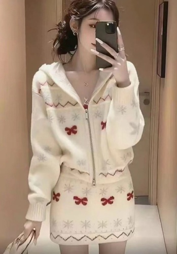 Korean-style Autumn/Winter Chic Knit Set for Women 2025 New Christmas Aesthetic Knit Top with Youthful Skirt Two-Piece Set