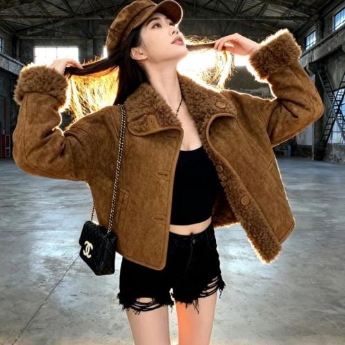 Leather and fur integrated lamb coat, new retro style, warm lapel collar, short plush coat for petite figures