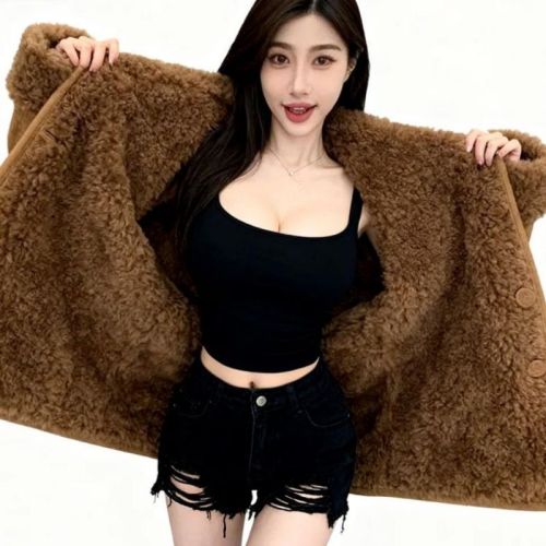 Leather and fur integrated lamb coat, new retro style, warm lapel collar, short plush coat for petite figures