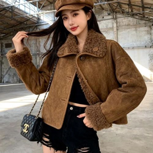 Leather and fur integrated lamb coat, new retro style, warm lapel collar, short plush coat for petite figures
