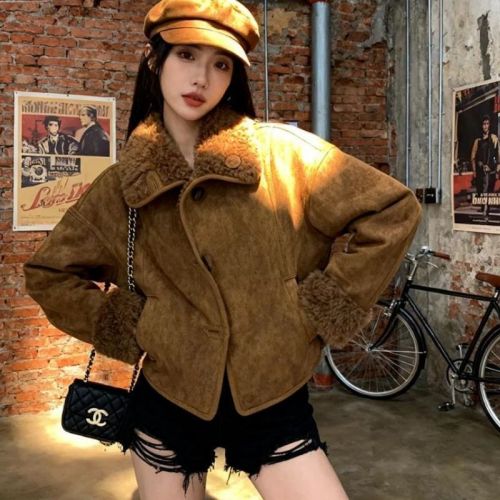 Leather and fur integrated lamb coat, new retro style, warm lapel collar, short plush coat for petite figures