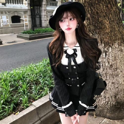 Preppy-style JK uniform set for women—super stylish for autumn and winter! A luxurious black long-sleeved shirt top paired with a short skirt.