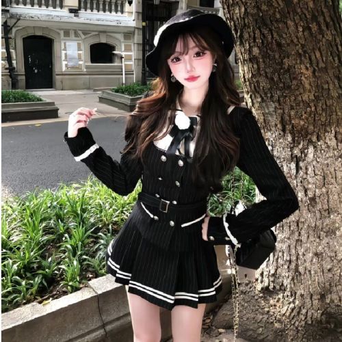Preppy-style JK uniform set for women—super stylish for autumn and winter! A luxurious black long-sleeved shirt top paired with a short skirt.
