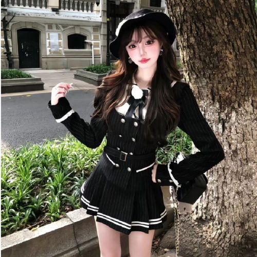 Preppy-style JK uniform set for women—super stylish for autumn and winter! A luxurious black long-sleeved shirt top paired with a short skirt.