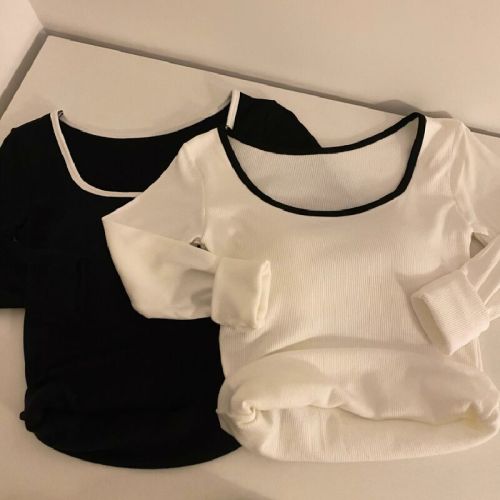 Gray long-sleeved square-neck T-shirt with chest padding, women's autumn/winter slim-fit base layer top, fleece-lined and thickened upper garment.