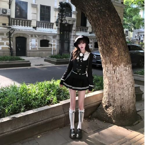Preppy-style JK uniform set for women—super stylish for autumn and winter! A luxurious black long-sleeved shirt top paired with a short skirt.