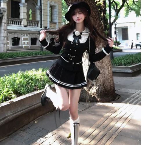 Preppy-style JK uniform set for women—super stylish for autumn and winter! A luxurious black long-sleeved shirt top paired with a short skirt.