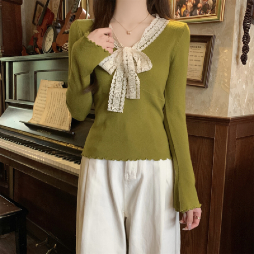 Real-shot autumn/winter Korean-style lace trim with ruffled edges, bow tie, V-neck, and velvet-lined knit sweater/hoodie.