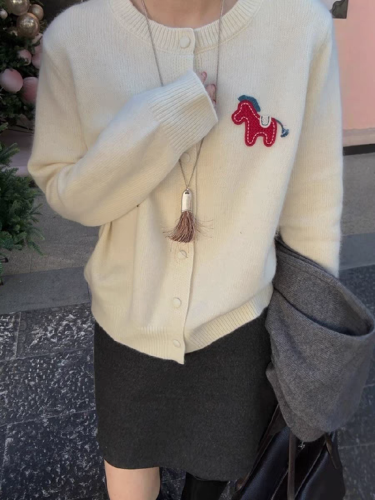 2025 Autumn New Korean Style Fashion Round Neck Loose Slimming Versatile Embroidered Knit Cardigan