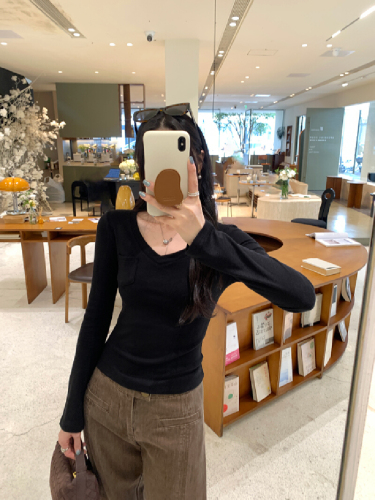 Photographed Unique and Beautiful Pocket V-Neck Straight Shoulder Base Shirt T-Shirt for Women Autumn/Winter 2025 New Slimming Fitting Top