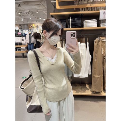 Real-shot autumn/winter Korean-style alluring lace-mesh V-neck button-designed Andi velvet inner knit top.