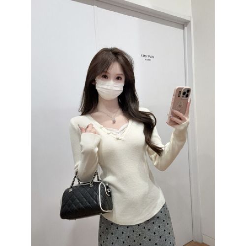 Real-shot autumn/winter Korean-style alluring lace-mesh V-neck button-designed Andi velvet inner knit top.