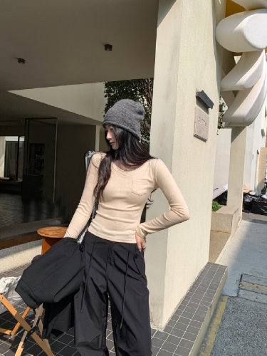 Photographed Unique and Beautiful Pocket V-Neck Straight Shoulder Base Shirt T-Shirt for Women Autumn/Winter 2025 New Slimming Fitting Top