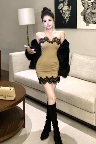 Real-shot: Hot girl strap slim-fit, figure-flattering, hip-hugging short dress