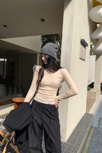 Photographed Unique and Beautiful Pocket V-Neck Straight Shoulder Base Shirt T-Shirt for Women Autumn/Winter 2025 New Slimming Fitting Top