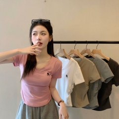 Actual shot of new summer V-neck short-sleeved elephant embroidered hem pleated slim slimming and taller versatile top