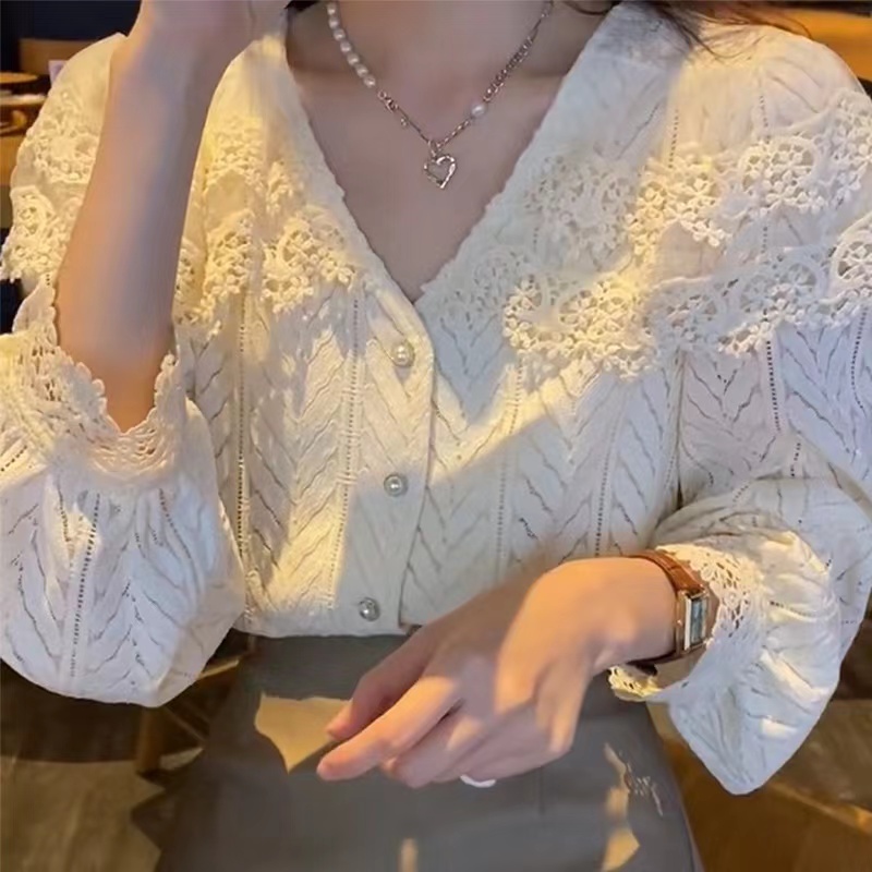 2022 new autumn French style unique V-neck lace shirt women's long-sleeved top fashionable Western-style shirt