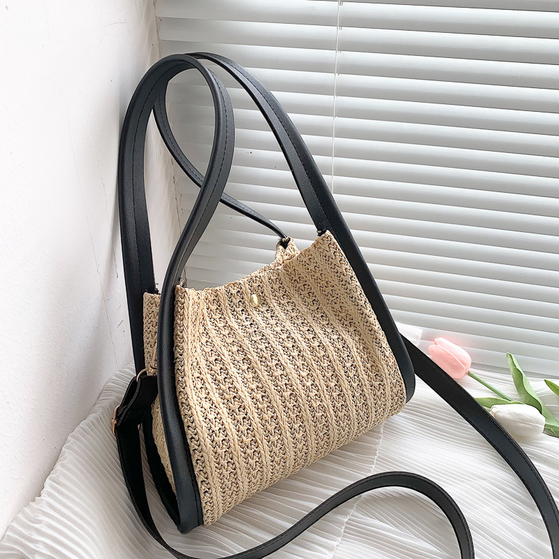 Straw hand bag women's 2022 new Korean version spring contrast color simple leisure woven One Shoulder Messenger small square bag