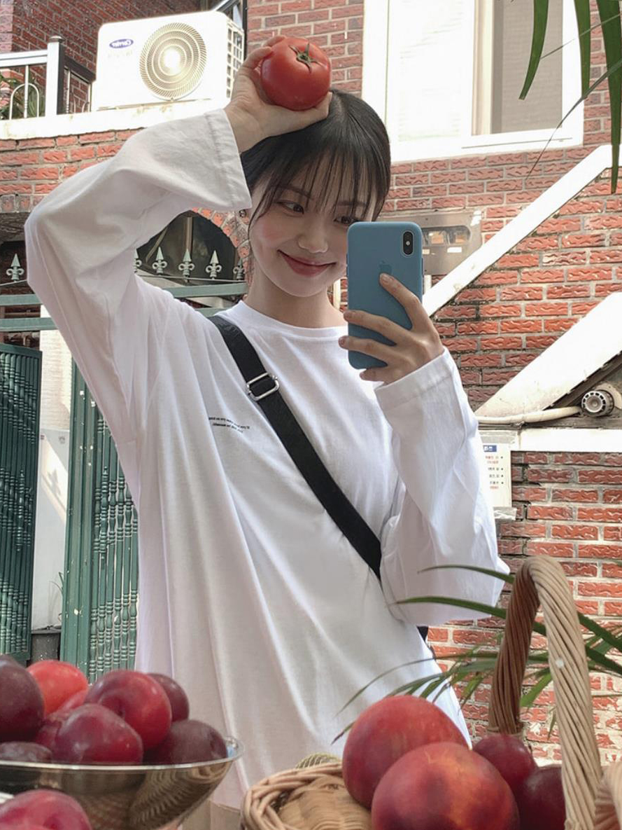 Protected ~ autumn and winter retro leisure small letters behind the moon printed long sleeve T-shirt loose bottomed shirt Korean woman