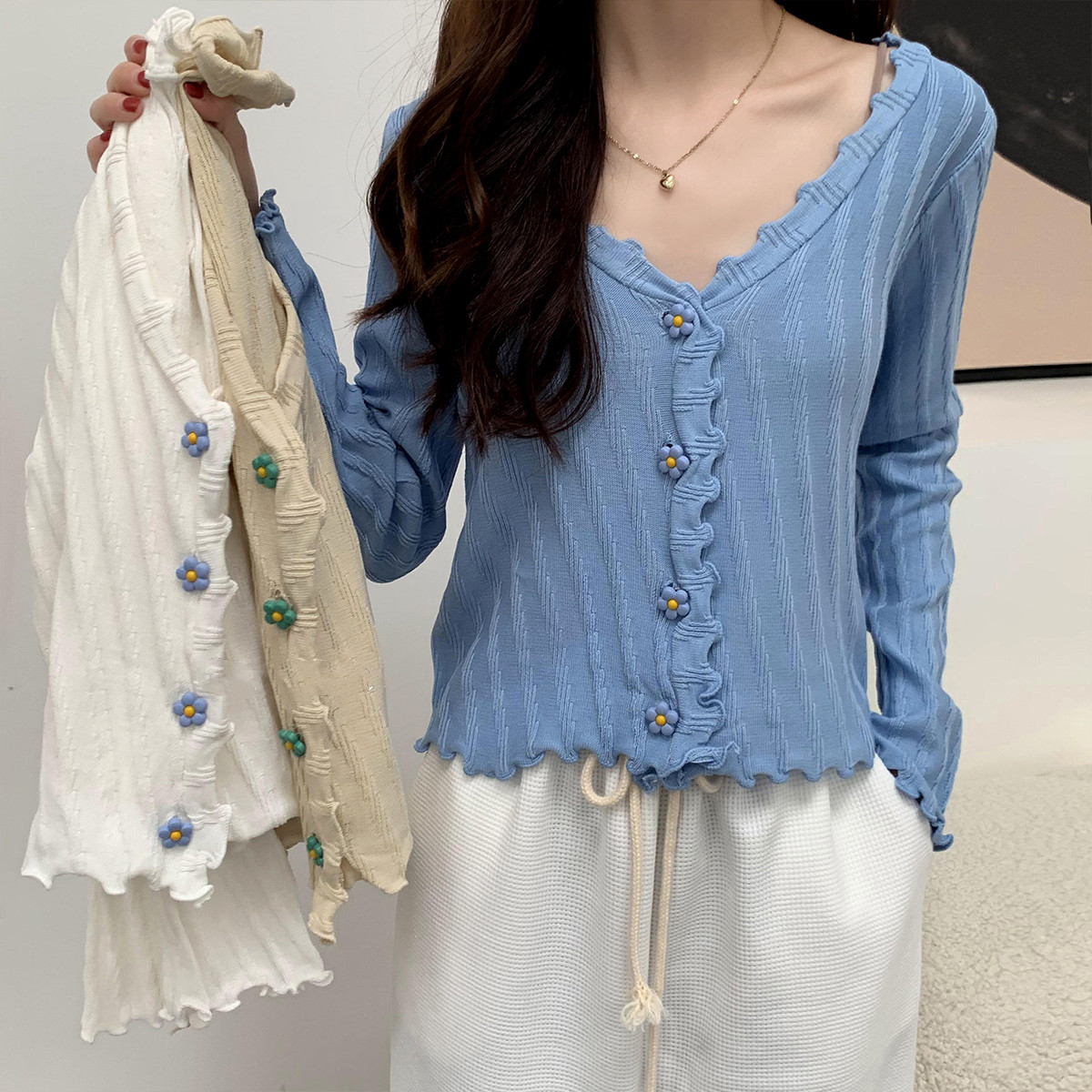 Real price shooting real price autumn fungus edge design feeling pleated small chrysanthemum button V-Neck Sweater women's top