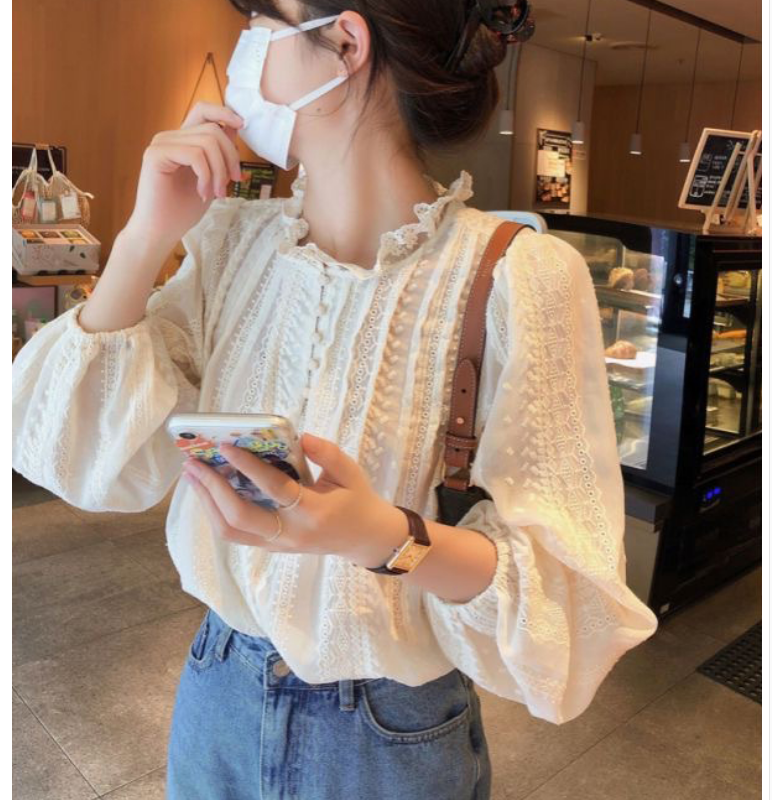 South Korea's Dongdaemun autumn clothes new French niche fungus edge sweet lace shirt hook flower fresh top shirt women