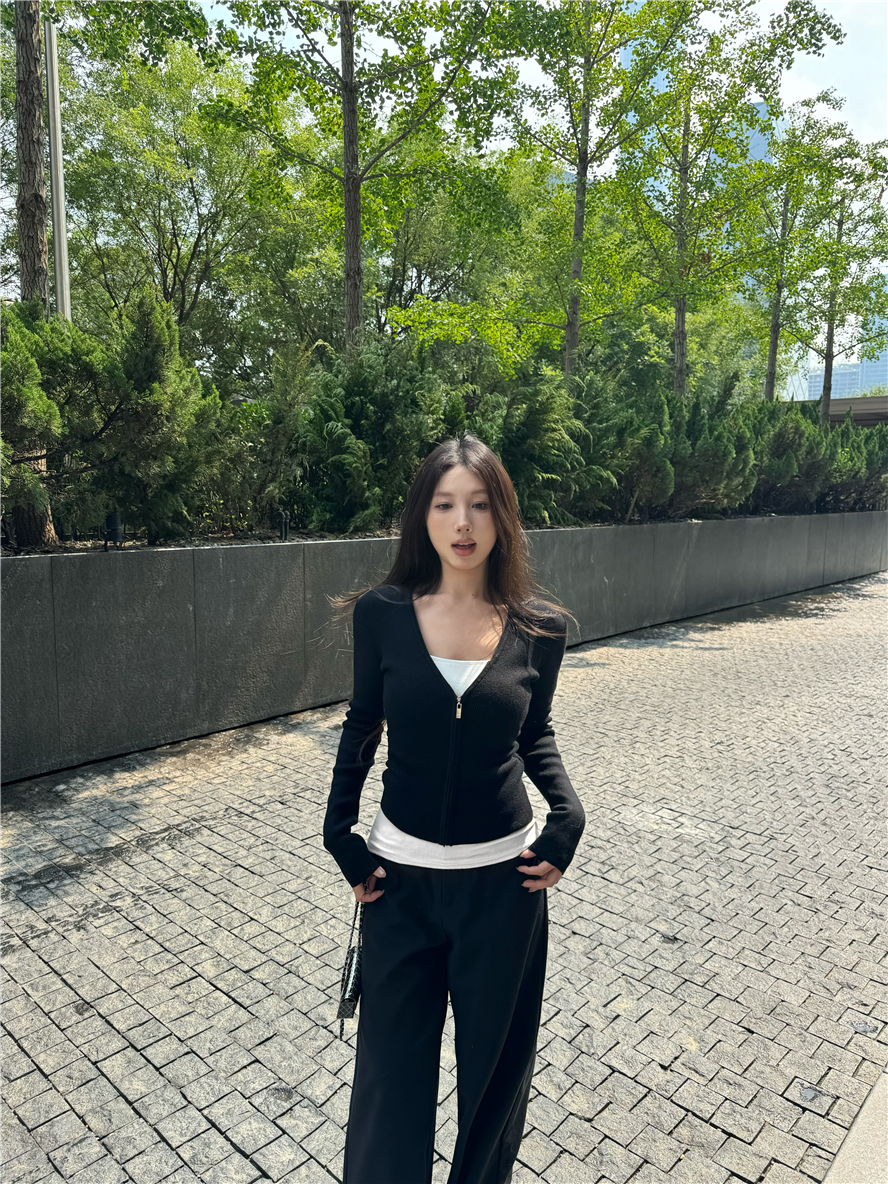 Real shot of sweater jacket, knitted cardigan, women's V-neck short style, zipper top, trendy inner strap, comes with chest pad