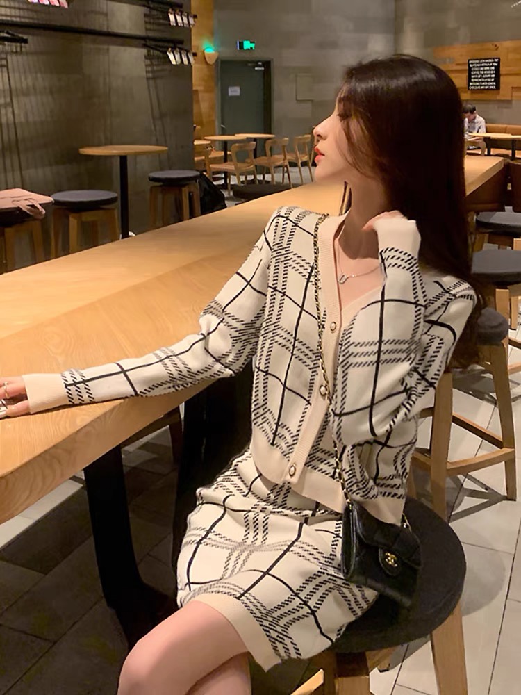 Knitted suit women's 2021 autumn new small retro fashion leisure age reducing gas skirt two-piece set