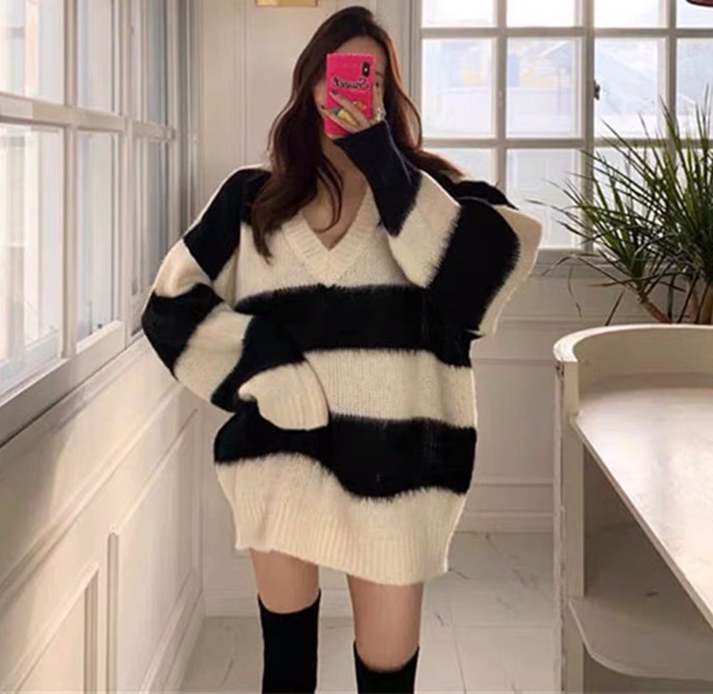 2021 winter new stars wear the same Pullover V-neck outside the gentle style college loose lazy style big stripe sweater