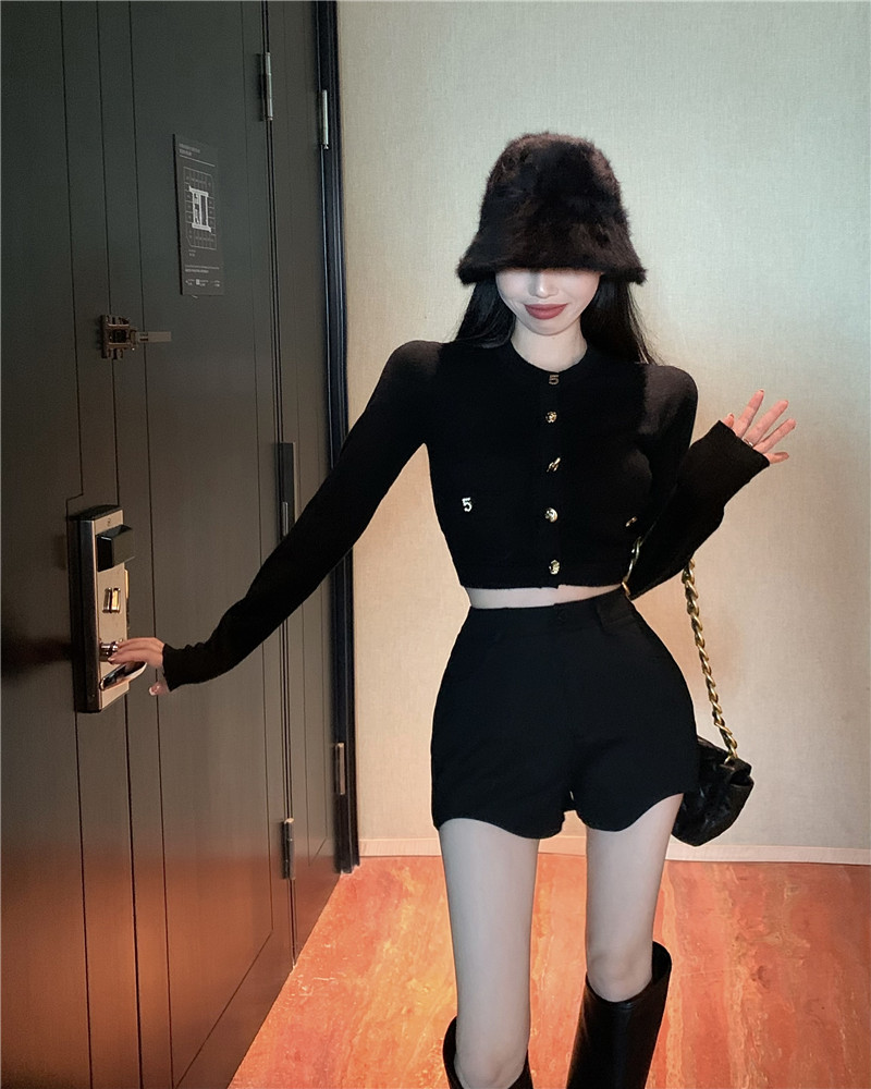 Real shot round neck small fragrance knitted top + high waist black shorts