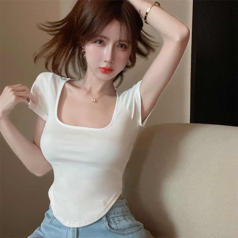 Actual shot of square-neck sexy slim-fitting curved hem short-sleeved T-shirt top at real price